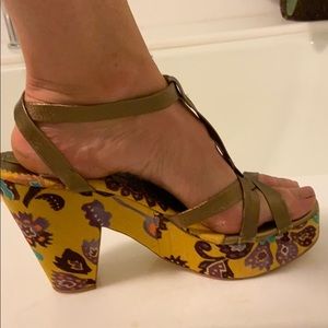 Gorgeous Cydney Mandel bronze and fabric wedges